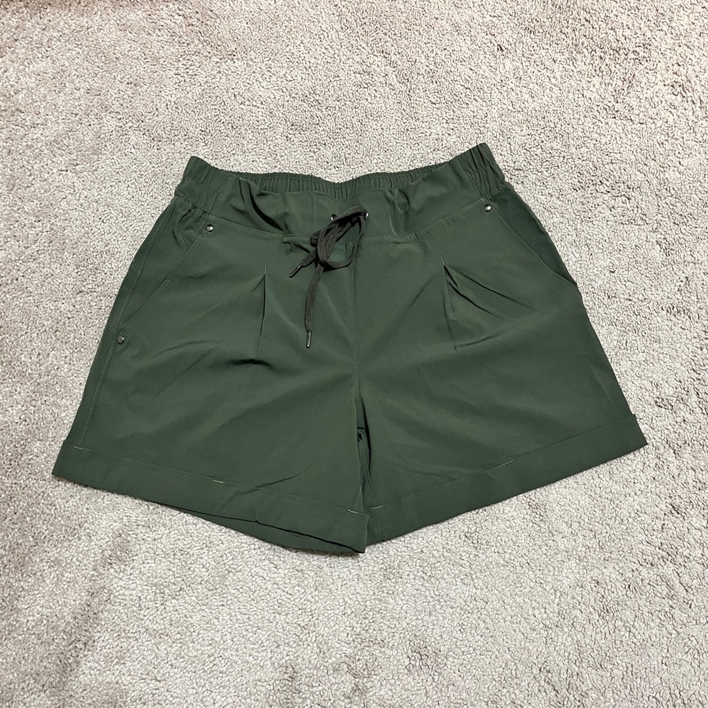 Womens trek shorts size medium -New